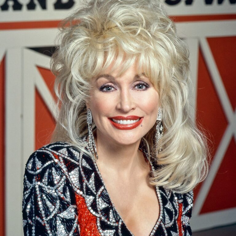 Portrait of singer Dolly Parton highlighting cool Dolly Parton facts
